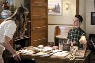 Young Sheldon – Mary Cooper (Zoe Perry, l.); Sheldon Cooper (Iain Armitage, r.)