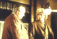 Unsere kleine Farm – Charles Ingalls (Michael Landon, r.) versucht, den Ladenbesitzer Mr. Gibson (Claude Earl Jones, l.) zu überreden, seine Diebstahlanzeige gegen Albert zurückzuziehen.