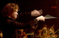 Santtu-Matias Rouvali dirigiert Sibelius und Tschaikowski – Bei diesem Konzert ohne Publikum fängt die Kamera die stürmische Beseeltheit des jungen Dirigenten Santtu-Matias Rouvali aus unmittelbarer Nähe ein.
