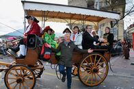 Happy Day – Fasnacht Luzern: Röbi Koller (m.) und Mirjam (grüne Jacke)