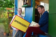 Löwenzahn – Heinz Kluthe (Holger Handtke, links) ist sich sicher: Die gefundenen Eier im Nachbarsgarten stellen eine Gefahr für ganz Bärstadt dar. Fritz Fuchs (Guido Hammesfahr, rechts) versucht zu beruhigen und will herausfinden, wem die Eier gehören.