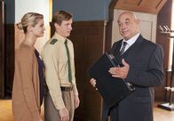Henker & Richter – ARD HEITER BIS TÖDLICH - HENKER & RICHTER, FOLGE 10 (WH.), "Der Sheriff" Uhr im ERSTEN. Der passionierte Hobby-Denunziant Ernst-Otto Precht (Hans-Martin Stier, r.), genannt "Sheriff", erstattet mal wieder Anzeige bei Saskia Henker (Rike Schmid, l.) und Kommissar Peter Schulte (Golo Euler, M.).