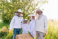 Checker Julian – Julian mit den Schülern Greta und Peter sowie mit Schulgärtner Bernhard Korilla (re.)