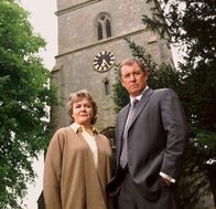 Inspector Barnaby – Inspector Barnaby (John Nettles, r.) und Frances Le Bon (Gwen Taylor, l.) machen auf dem Friedhof eine interessante Entdeckung.