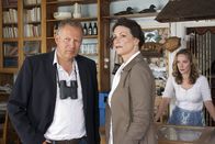 Der Rekordbeobachter – Skeptisch beobachtet Fanny (Ann-Kathrin Kramer, rechts) wie Marvin (Axel Milberg) von seiner plötzlich auf der Insel auftauchenden Chefin Loni (Sabine Vitua) an seine Pflichten erinnert wird.