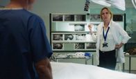 Sacrifice - Todesopfer – Dr. Tora Hamilton (Radha Mitchell) zeigt einem Mitarbeiter der Klinik die Fotos der verwitterten Frauenleiche.