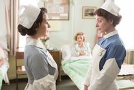 Father Brown – Die beiden Krankenschwestern Peggy Fletcher (Rachel Teate, l.) und Flora Honeywell (Faye Castelow, r.) sind nicht gut aufeinander zu sprechen.