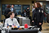 Brooklyn Nine-Nine – Jake Peralta (Andy Samberg, l.); Debbie Fogle (Vanessa Bayer, r.)