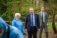 Inspector Barnaby – Müssen den Mord an einem Buchautor aufklären: Rechtsmedizinerin Fleur Perkins (Annette Badland), Detective Chief Inspector John Barnaby (Neil Dudgeon, M.) und dessen Assistent, Detective Constable Jamie Winter (Nick Hendrix).