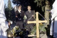 Die Rosenheim-Cops – Für die beiden Brüder Leopold (Sebastian Feicht, li.) und Ferdinand Buchinger (Sebastian v. Koch) ist klar, dass der alte Holdenrieth Schuld am Tod ihres Vater ist.
