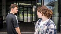 Die Pfefferkörner – Vito (Junis Marlon) ist skeptisch. Was hat Leo vor den Spielerkabinen zu suchen?