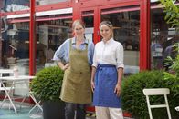 Paula kocht – Moderatorin Paula Bründl vor dem Heu und Gabel am Meidlinger Markt. Aufgenommen im Rahmen von ServusTV´s Paula kocht am 22.06.2026 im Bistro Heu & Gabel am Meidlinger Markt, Wien, Österreich.