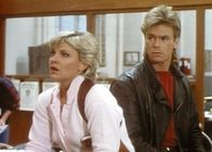 MacGyver – Lt. Murphy (Kim Zimmer, l.) ist mit MacGyvers (Richard Dean Anderson, r.) Vorgehen nicht einverstanden.