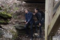 MacGyver – Angus MacGyver (Lucas Till, l.); Riley Davis (Tristin Mays, r.)
