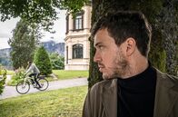 Watzmann ermittelt – Harry Benthaak (Tobias van Dieken, r.) beschattet Jerry Paulsen (Peter Marton, l.)