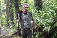 Death in Paradise – Ornithologe Marc Talbot (Richard Huw) ist mit einer Gruppe im Dschungel von Sainte Marie unterwegs, um einen seltenen Papagei zu beobachten. Kurze Zeit später wird er erstochen aufgefunden.