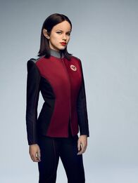 The Orville – Die Sicherheitsoffizierin Alara Kitan (Halston Sage) hat dank der Anziehungskraft ihres Heimatplanetens eine überdurchschnittliche Stärke, doch hilft ihr das auf dem Raumschiff Orville weiter?