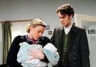 Sturm der Liebe – ARD STURM DER LIEBE FOLGE 1536 Uhr im ERSTEN. In der Rückblende versucht der junge Hans (Sebastian Straub, r.) seine Frau (Christiane Bärwald, l.) zu übereden, das gestohlene Baby zurück zu geben.