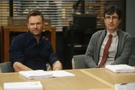 Community – Um Britta endlich rumkriegen zu können, bittet Professor Duncan (John Oliver, r.) Jeff (Joel McHale, l.) um Hilfe ...