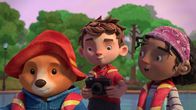 Paddingtons Abenteuer – v.li.: Paddington, Jonathan Brown, Simi