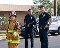 The Rookie – Bei einem großen Flächenbrand in den Hollywood Hills haben sowohl die Feuerwehr als auch die Polizei alle Hände voll zu tun. Von links: : Bailey Nune (Jenna Dewan), Miles Penn (Deric Augustine) und Officer John Nolan (Nathan Fillion)