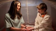 SOKO Stuttgart – Geschwisterliebe: Die Influencerin Rebecca Fiori (Anna Puck, l.) sorgt sich um ihren autistischen Bruder Vincent (Johannes Geller, r.). In der Nähe ihres Hauses wurde eine junge Frau erschlagen aufgefunden und die beiden rücken in den Ermittlungen des SOKO-Teams. Deckt Rebecca ihren kleinen Bruder oder hat sie selbst etwas zu verbergen?
