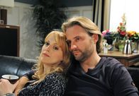 Sturm der Liebe – ARD STURM DER LIEBE FOLGE 1239 Uhr im ERSTEN. Rosalie (Natalie Alison, l.) verschweigt Michael (Erich Altenkopf, r.) ihre Trennungsabsichten und bemüht sich, ihm eine gute Frau zu sein.