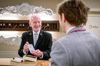 Sturm der Liebe – Theo (Lukas Leibe, r.) bedankt sich bei Alfons (Sepp Schauer, l.) für dessen Hilfe mit einem kleinen Geschenk.