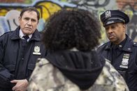 East New York – v.l.n.r.) Captain Stan Yenko (Richard Kind); Officer Marvin Sandeford (Ruben Santiago-Hudson)