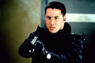 Speed – Polizist Jack Traven (Keanu Reeves) treibt den Bombenterroristen in die Enge.