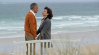 Rosamunde Pilcher: In der Mitte eines Lebens – Ella (Marijam Agischewa) und Richard (Dietrich Adam) kommen sich bei ihren gemeinsamen Spaziergängen näher.