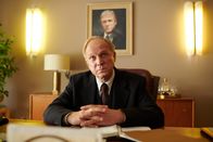 Gestern waren wir noch Kinder – Hans Klettmann (Ulrich Tukur) steht für Ehrgeiz und Disziplin. Ganz im Gegensatz zu seinem Sohn Peter.