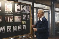 Castle – Er lebt komplett in einer selbst erschaffenen Traumwelt der 1970er Jahre, und um wichtige Informationen über ein lange zurückliegendes Verbrechen zu erhalten, muss das ganze Team in Siebziger-Jahre-Klamotten schlüpfen: Harold Metzger (Jon Polito) ...