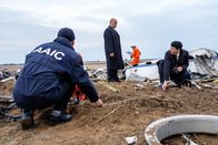 Mayday - Alarm im Cockpit – Der leitende Ermittler (gespielt von Von Flores) und ein weiterer Ermittler (gespielt von James Chung) untersuchen mit Hilfe von Bergungsarbeitern und AAIC-Agenten (gespielt von Schauspielern im Hintergrund) die tiefe Narbe im Boden, die durch den Aufprall von China-Airlines-Flug 140 hinterlassen wurde.