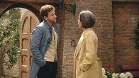 Rote Rosen – Arthur (Vivian Frey) wird von Victoria (Caroline Schreiber) für ihre Versöhnung mit seinen Geschwistern eingespannt.