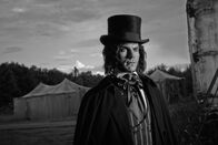 American Horror Story – (4. Staffel) - Immer für eine Überraschung und unerwartetes Auftauchen gut: Edward Mordrake (Wes Bentley) ...