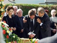 Vier Frauen und ein Todesfall – v.r.) am Grab seines Zwillingsbruders.