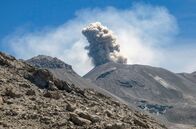 Magische Anden – Der Sabancaya mit seinen 5.976 Metern Höhe ist einer der aktivsten Vulkane Perus.