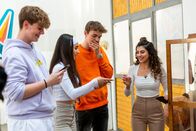Digiclash: Der Generationen-Contest – Heute bekommen die Jugendlichen nach acht langen Tagen endlich ihre Handys zurück. Die Neugier ist sehr groß! Sofort checken die Jugendlichen ihre Nachrichten auf ihrem Smartphone.