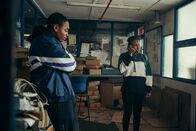 The Outlaws – Christian Taylor (Gamba Cole, l.); Esme (Aiyana Goodfellow, r.)