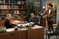 Superior Donuts – (v.l.n.r.) Mr. Mathers (Jim Rash); Arthur (Judd Hirsch); Franco (Jermaine Fowler)