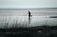 Der Rückweg – Unweit von Leningrad, 1941: Ein Soldat (Viktor Bashmakov), dessen Uniform Feuer gefangen hat, rennt ins Wasser.