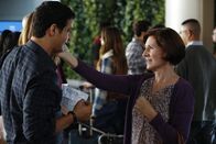 Scorpion – Als sich der Gesundheitszustand von Megan verschlechtert, reisen Louise (Pamela Shafer, r.) und Sean an. Für Walter (Elyes Gabel, l.) ist es eine seltsame Situation, seine Eltern nach so langer Zeit wiederzusehen ...