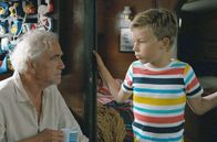 Die Rückkehr – Jasper (Lennard Corne, re.) erzählt Maurice (Gene Bervoets, li.) von seiner Idee: Wenn er seiner Mama ein Bild malt, und Maurice es ihr anschließend gibt – vielleicht glaubt sie ihnen dann, dass er da ist.