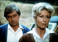 Die Waltons – John (Ralph Waite, l.) und Olivia Walton (Michael Learned, r.) haben einen schweren Gang vor sich: Sie suchen Mrs. Satterfield auf, um ihr den Tod ihres Sohnes Tommy zu kondolieren.