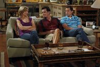 Two and a Half Men – Zum Leidwesen von Charlie (Charlie Sheen, M.) kehrt Alan (Jon Cryer, r.) gemeinsam mit Jake, Lyndsey (Courtney Thorne-Smith, l.) und Eldridge zu ihm zurück ...