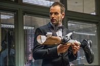 Elementary – Er hat den siebten Sinn in Sachen Verbrechensaufklärung: Kaum nimmt Sherlock Holmes (Jonny Lee Miller) die Beinprothese eines Verdächtigen in die Hand, schon öffnet sich bei dieser ein Geheimfach ...