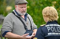 WaPo Bodensee – Fischer Johannes Roth (Martin Reik, l.) ist erschüttert als ihm Nele Fehrenbach (Floriane Daniel, r.) den Ehering seiner Frau zeigt. Diese lebt eigentlich schon seit zehn Jahren in Australien.