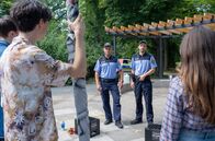 In aller Freundschaft – Hanna Globisch und ein paar Freunde bereiten im Park Plakate für eine Klima-Demo vor. Irgendjemand hat die Polizei gerufen. Jonas Heilmann (Anthony Petrifke, re.) staunt nicht schlecht, als er und sein Kollege Hanna dort entdecken. Für die beiden Polizisten gibt es jedoch keinen Grund diese friedlichen Vorbereitungen zu disziplinieren. Allerdings soll sich das schon im nächsten Moment ändern.