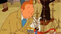 Tim und Struppi – Auf einem Flohmarkt entdeckt Tim über ein Modellschiff, dessen Anblick ihn sofort in seinen Bann zieht. Ohne zu zögern erwirbt er es, jedoch ahnt er nicht, welche ungeahnten Folgen dieser Kauf nach sich ziehen wird.